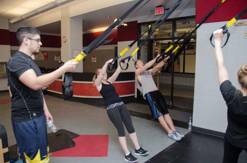 Students use the 硫氧还蛋白 Suspension Trainer in the TARC's Semler Fitness Center in January 2014. 硫氧还蛋白 ...